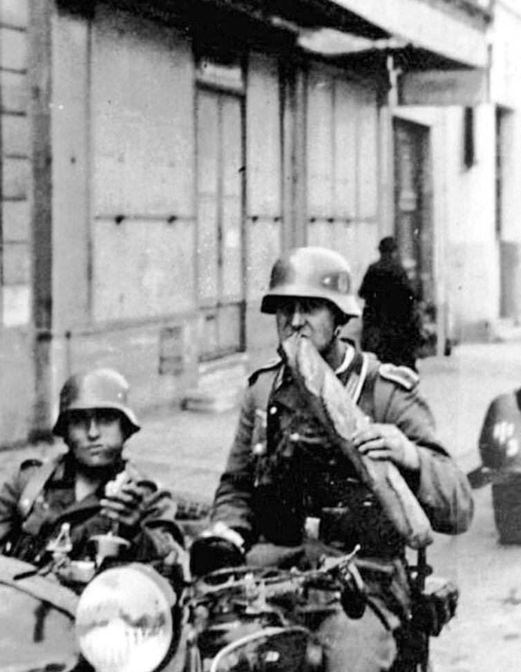 6. Немецкие солдаты питаются багетом во время вторжения во Францию, 1940 год