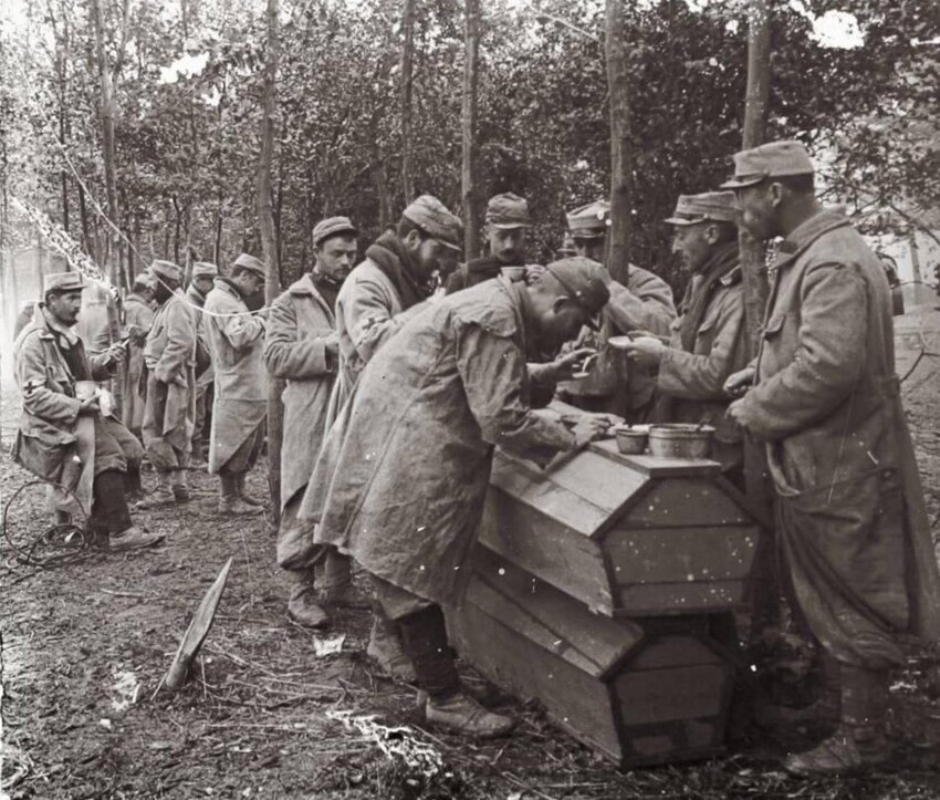 1. Французские солдаты обедают на гробах. Первая мировая война