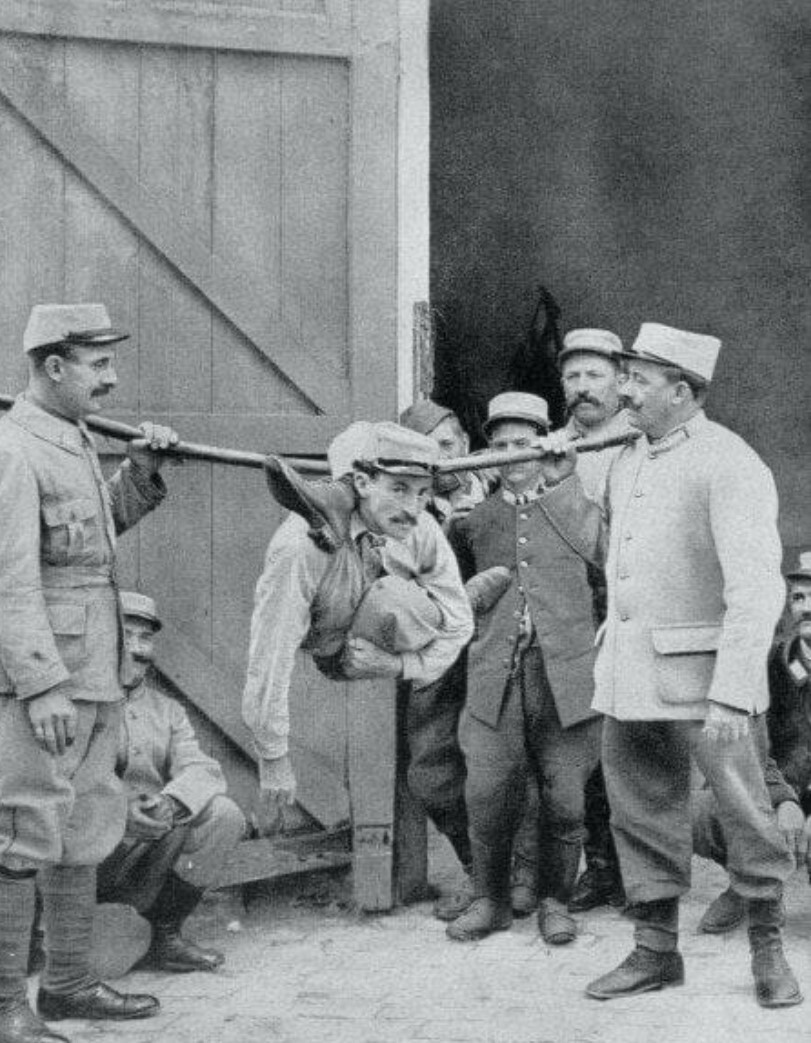 2. "Человек-змея" развлекает других солдат на фронте. Франция, 1915 год