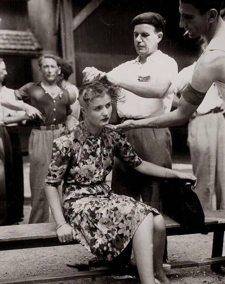 13. Французы бреют голову женщине, которая была уличена в отношениях с немецким офицером. 1944 год