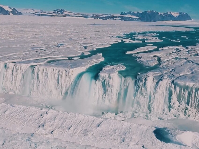 В Антарктиде есть река, огромные водопады и цветут цветы