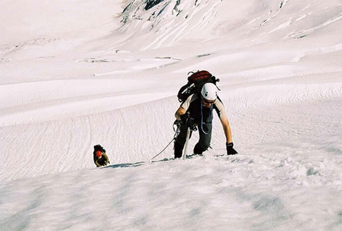 8.  Альпинисты и другие люди, оказавшиеся в ситуации выживания, нередко ощущают чьё-то странное присутствие  рядом с ними. Этот кто-то поддерживает их и даёт советы. Явление называют синдромом третьего