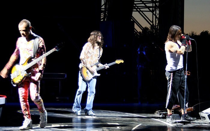 28. В 1988 году гитарист Red Hot Chili Peppers Джон Фрушанте должен был прийти на прослушивание в гастрольную группу Фрэнка Заппы, но он передумал и отказался