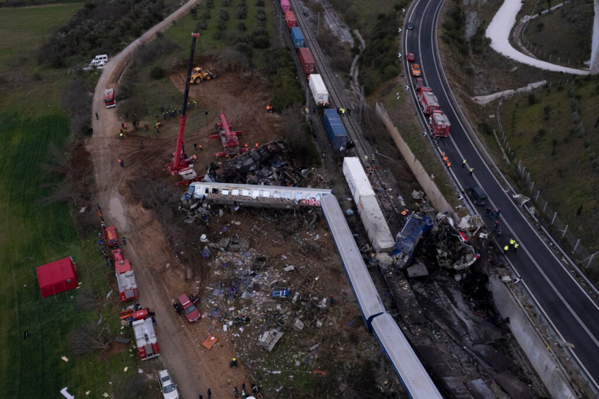 Момент страшного столкновения поездов в Греции попал на видео