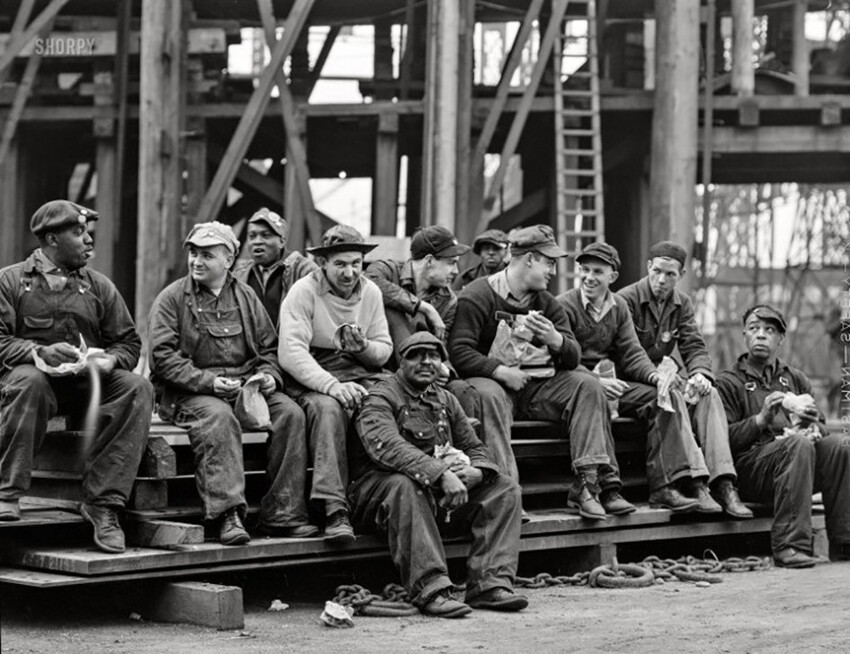 Рабочие судовефи Бетхем-Фэрфилд во время обеденного перерыва. Балтимор, штат Мэриленд. США. Май 1943 год. (Photo credit: Shorpy)