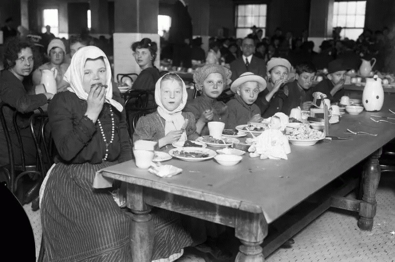 Новоприбывшие иммигранты из Восточной Европы обедают на острове Эллис. Нью Йорк. США. 1920 год