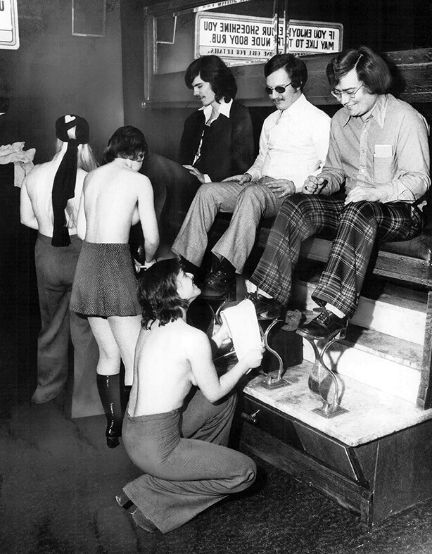 Девушки предоставляют услуги по чистке обуви топлесс. Торонто, 1975 год