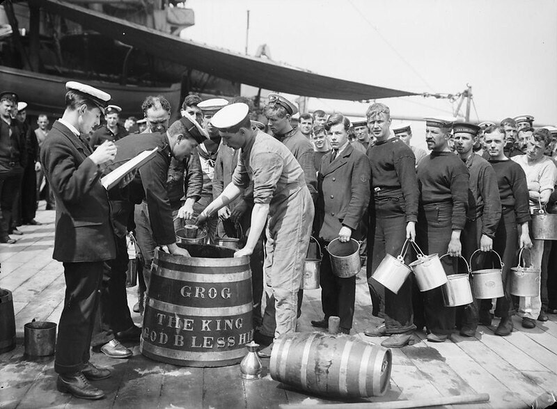  Раздача суточной нормы грога, британский флот, 1910 год