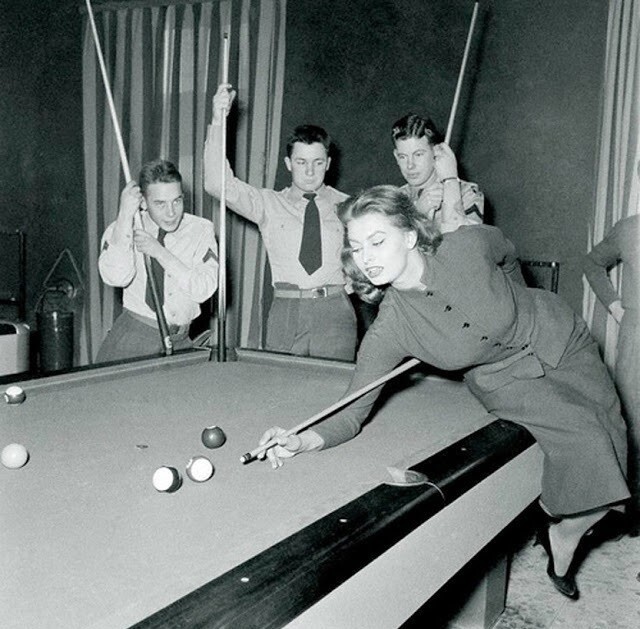 София Лорен играет в бильярд на американской военной базе в Италии. 1954 год