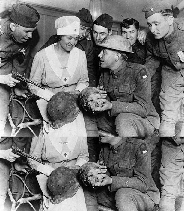 Американские солдаты показывают медсестре немецкие трофеи, в том числе пистолет Mauser C96, каску Stahlhelm и череп немецкого солдата.