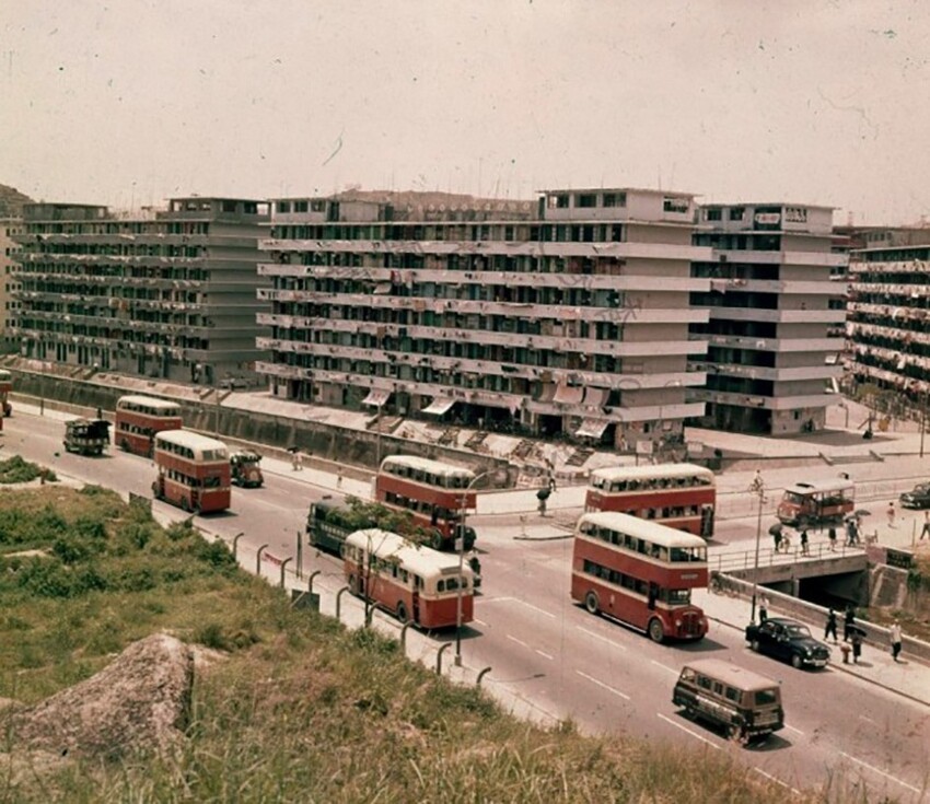 В 1961 году массовой автомобилизации в Гонконге ещё не наблюдалось, зато на дорогах было невероятное количество автобусов-даблдеккеров и каких-то маршруток, 1961 год