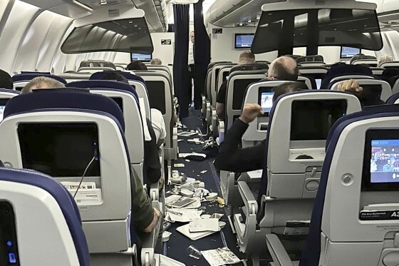 Пассажиры Lufthansa показали, как выглядел салон самолёта, попавшего в зону турбулентности
