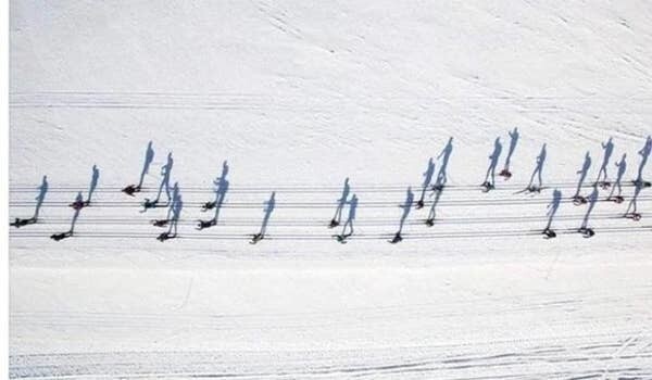 Это лыжники на трассе гонки, а вовсе не нотный стан