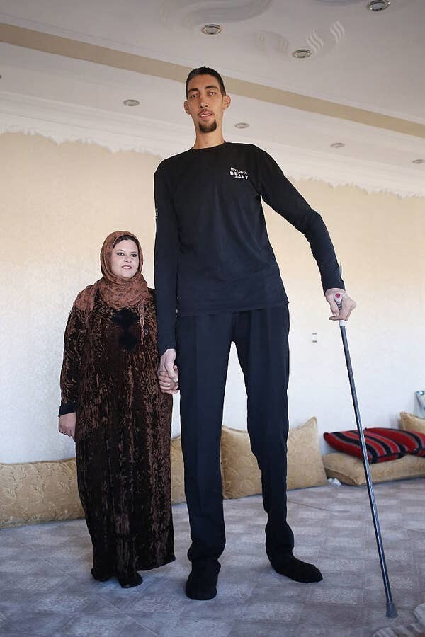 Самый высокий человек в мире, турецкий фермер Султан Кёсен, со своей супругой. Его рост - 2,51 м