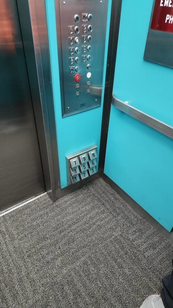Кнопки в лифте, которые можно нажать ногами