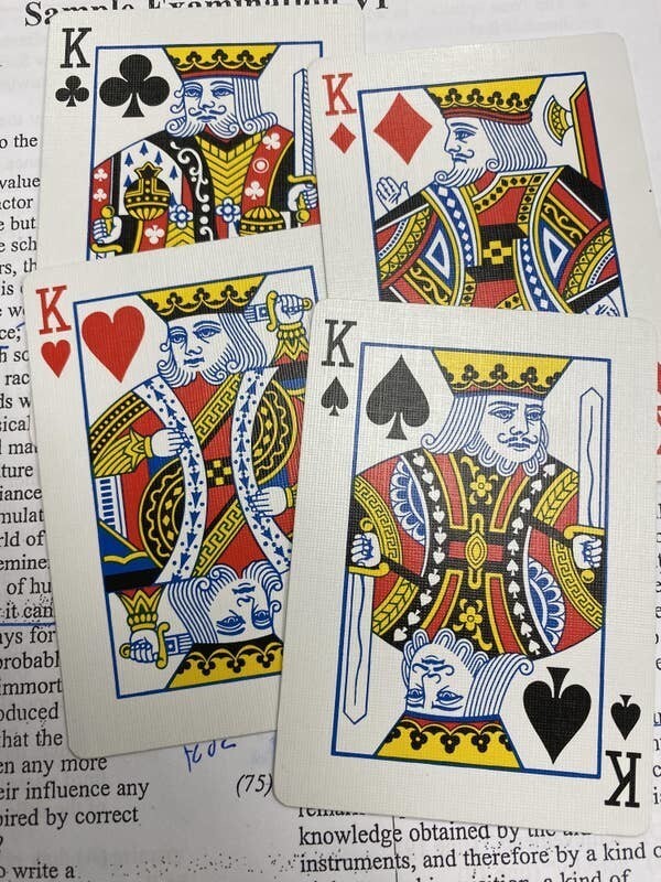 В колоде карт у каждого короля, за исключением короля червей, есть усы