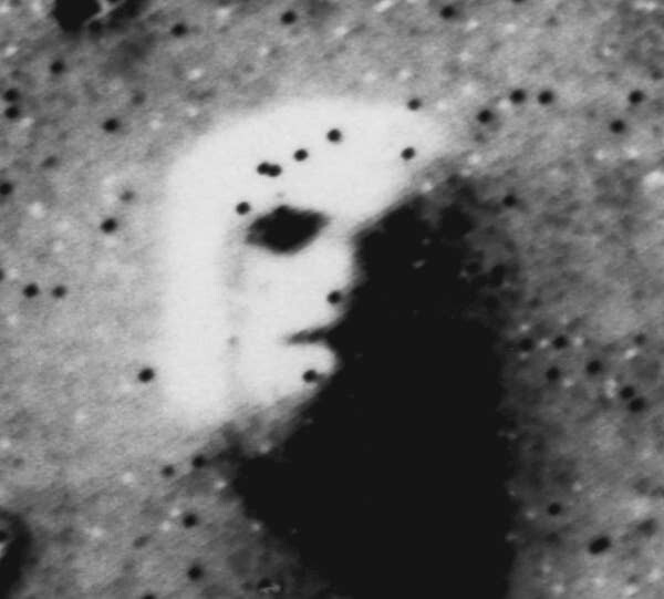 "Лицо на Марсе" - размытые черты, замеченные на Марсе в 80-х, которые очень напоминают человеческое лицо. Правда, учёные уже доказали, что это "лицо" сформировалось из-за воды и ветра (и богатого воображения людей)