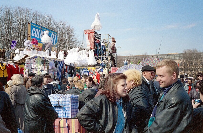Оживлённая торговля на вещевом рынке в Лужниках. Москва, 13 марта 1997 года.