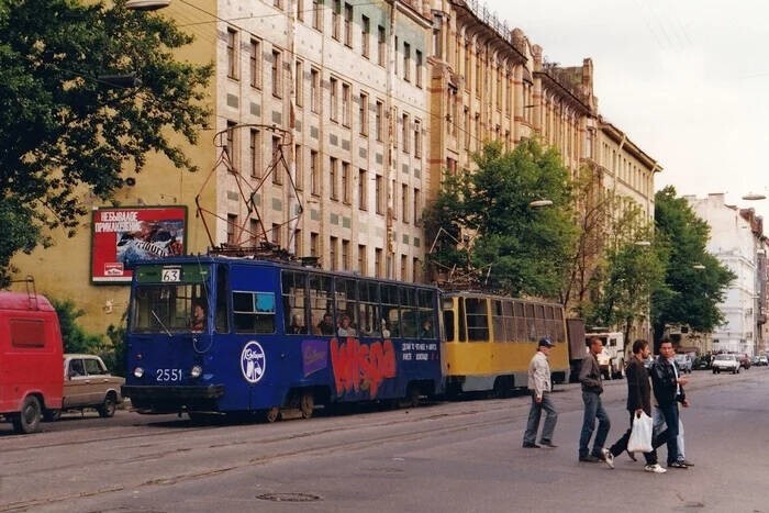 Трамвай с рекламой шоколада «Wispa». Санкт-Петербург, 1996 год.