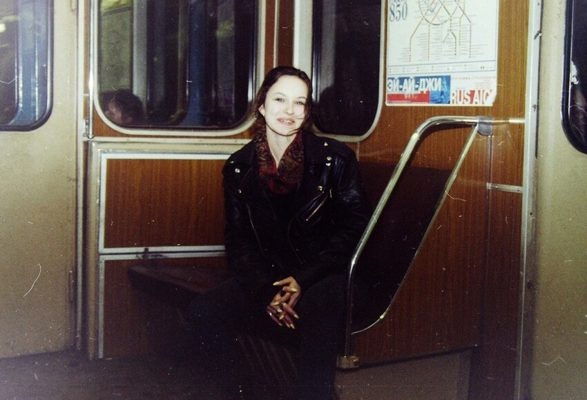 В вагоне метро на фотографии Алина Башмакова. Москва, 1997 год.