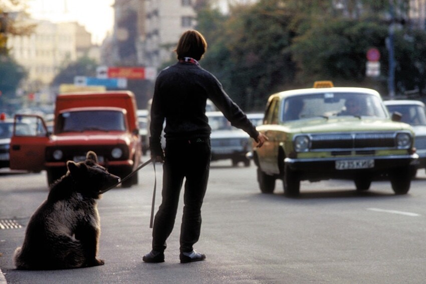 Человек ловит машину в Москве, 1 июня 1991 года.