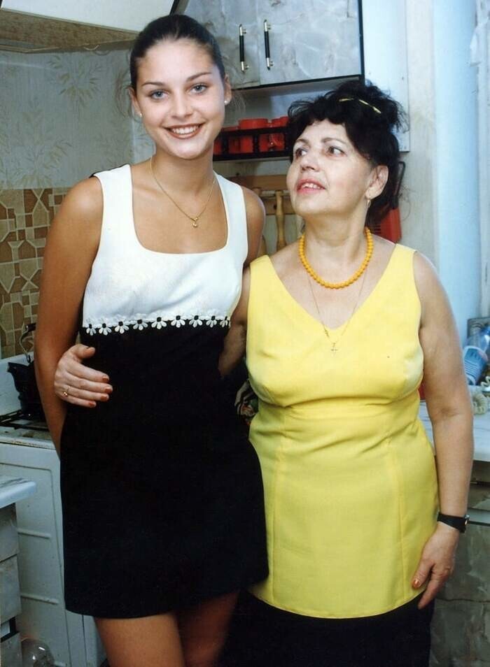 Победительница конкурса «Мисс Россия» 1996 Александра Петрова со своей мамой, 1990-е годы.  
