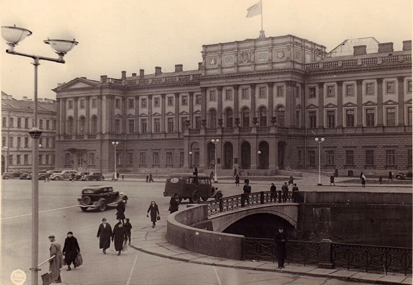 Исаакиевская площадь и Мариинский дворец на ней. Тогда это был исполком Ленгорсовета.