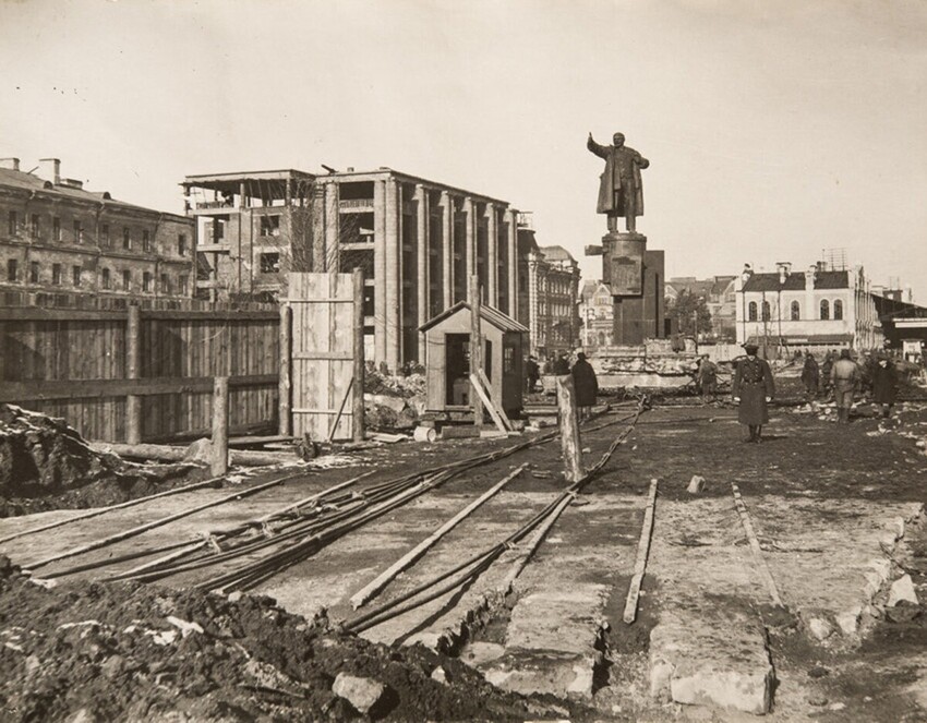 На площади Ленина перед Финляндским вокзалом идёт перемещение памятника Ильичу на новое место.