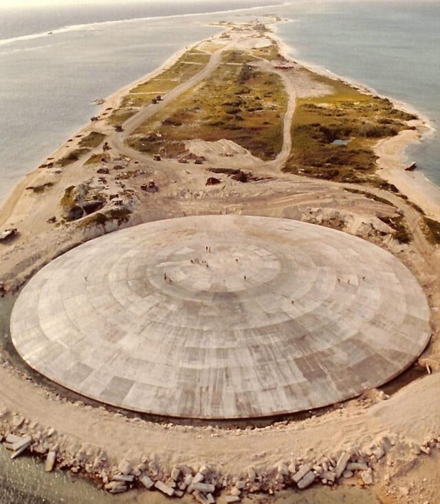 11. Купол Рунита. Бетонный саркофаг, содержащий 73000 кубических метров радиоактивных обломков от 68 ядерных взрывов и биологического оружия США, остается на Маршалловых островах в Тихом океане