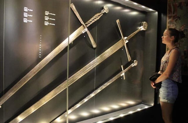 10. Огромные венгерские мечи, датируемые XIV веком, выставлены в дворце Топкапы в Стамбуле