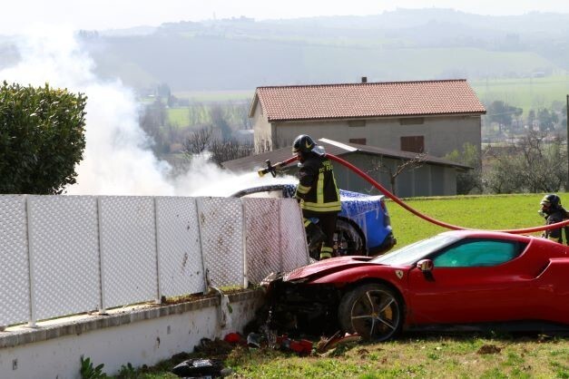 Два друга устроили гонки на Ferrari и эпично их разбили