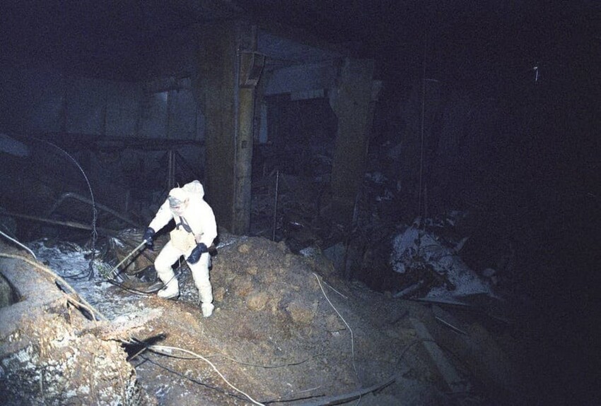 10. Одинокий ученый, спускающийся в радиоактивную темноту Чернобыля в 1986 году