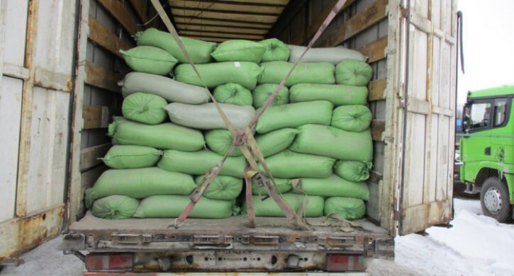 Уральские таможенники не пустили в Россию грузовик с 17 тоннами насвая