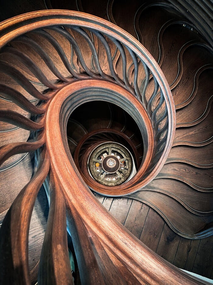 21. Деревянная лестница в ресторане Hide, Лондон, Великобритания