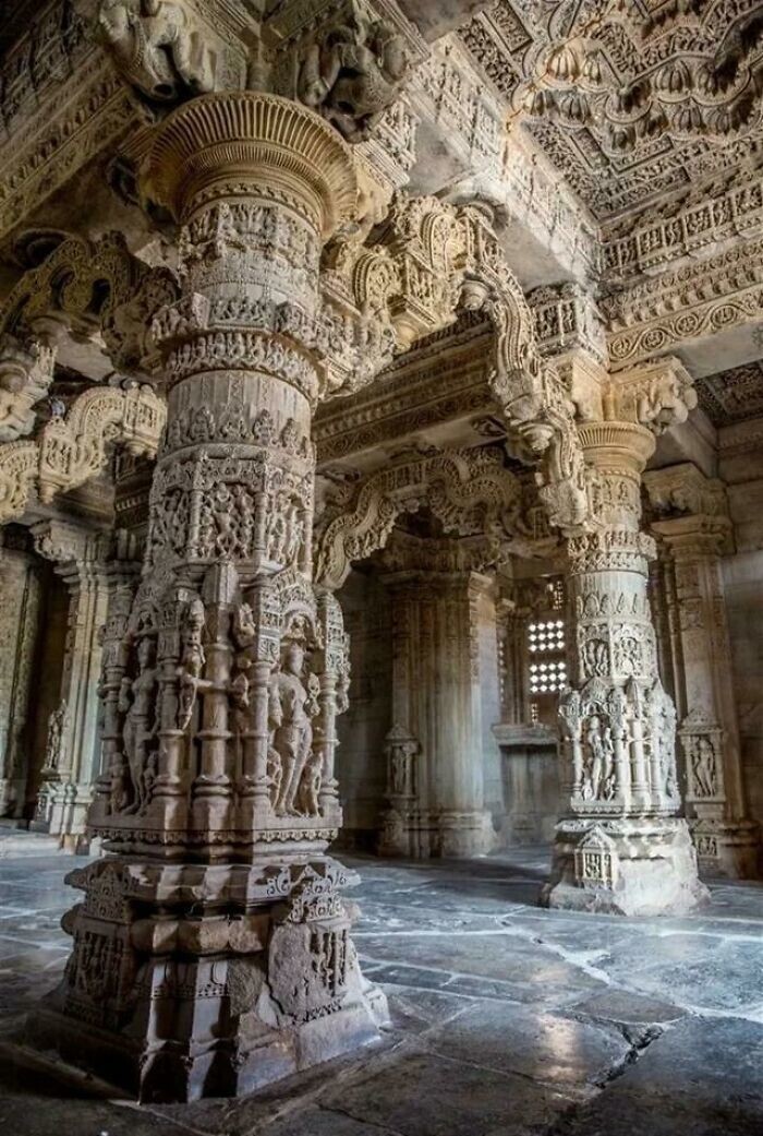 10. Храм Сахасра Баху, 1100-летний храм в Индии