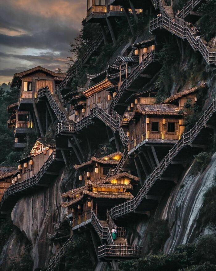 8. Долина Вансянь с домами, висящими на скале. Лилин, провинция Хунань, Китай