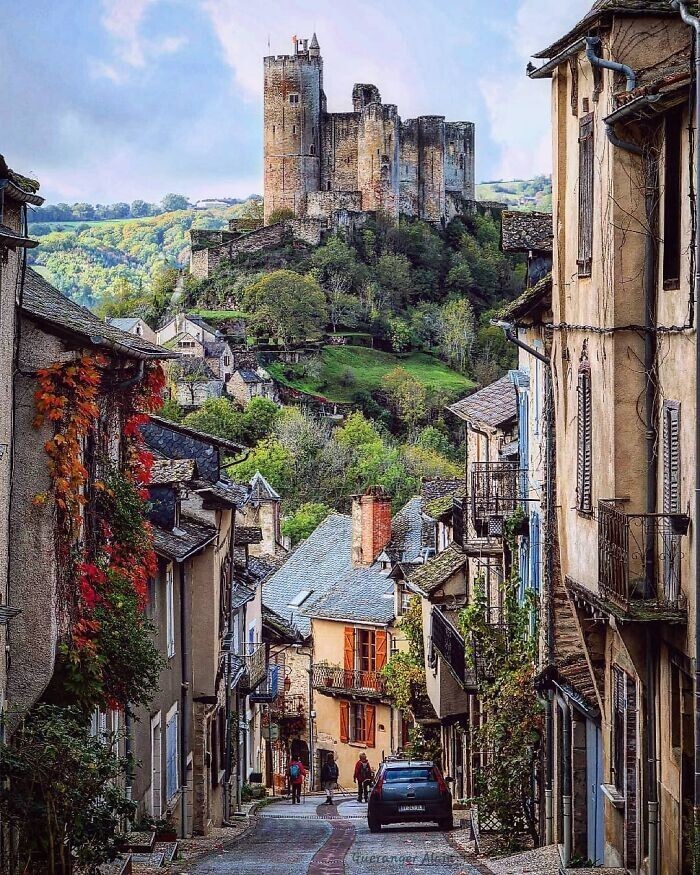 19. Замок 13-го века на холме с видом на Нажак, небольшую деревню в Авероне, Окситания, Южная Франция