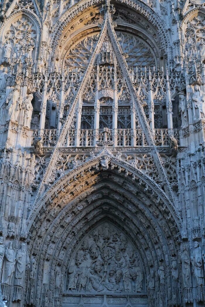 24. Детали фасада готической церкви. Руан, Франция