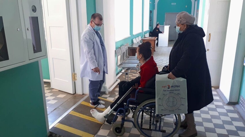СК проверит травмпункт на Урале, где мужчина с травмой ноги полз к врачу на четвереньках