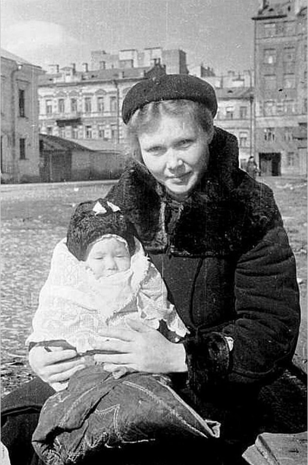 На прогулке в блокадном Ленинграде. Весна 1943 года