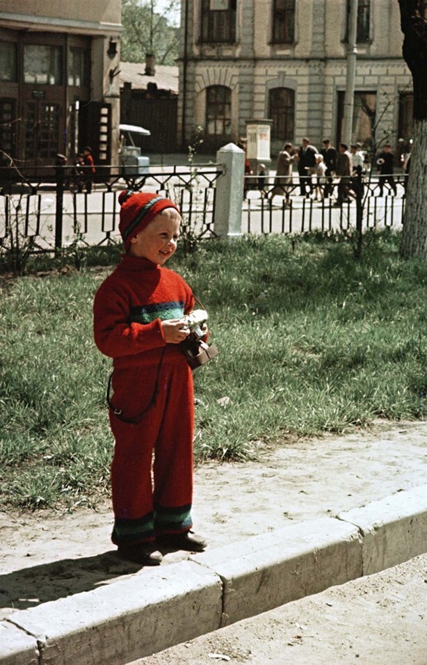 Юный фотограф на аллее Красного проспекта в Новосибирске. Начало 1950-х, фотограф Семён Осипович Фридлянд. 