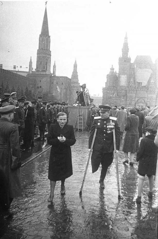 Генерал-майор А.В. Гладков и его супруга после парада Победы, 1945 год