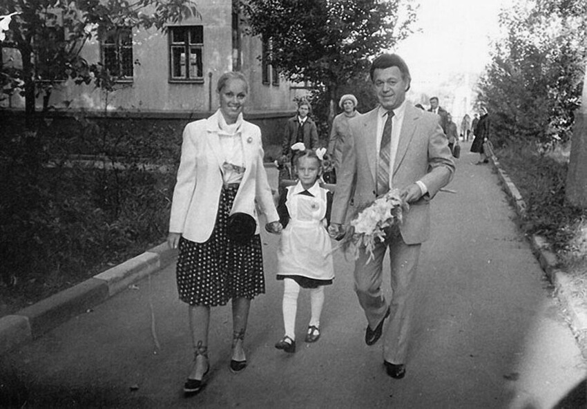 И. Кобзон и Н. Кобзон с дочерью . В первый класс