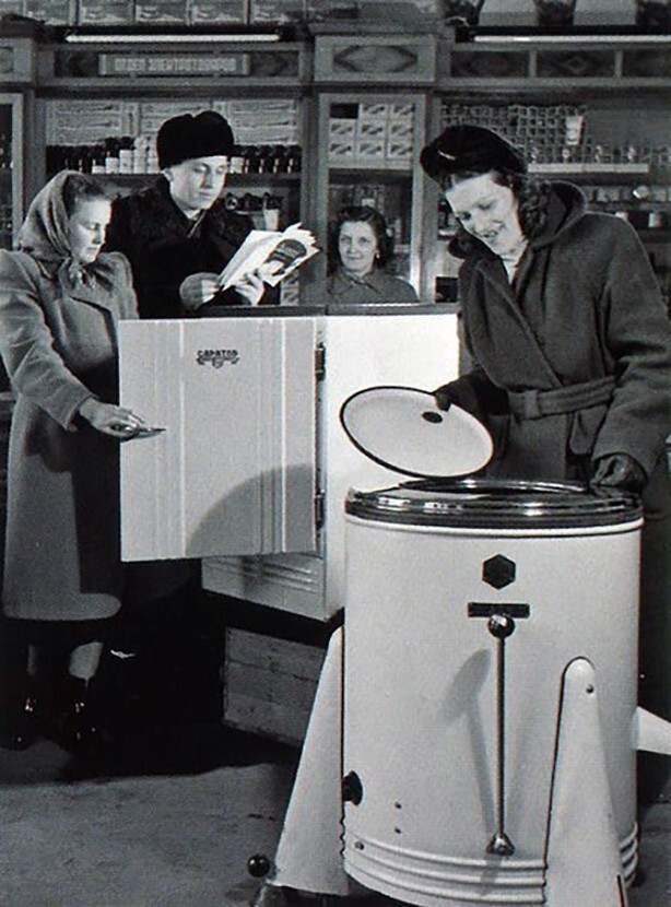 Широкий выбор бытовой техники в обычном советском магазине середины 50-х