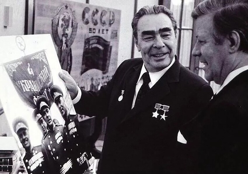 Леонид Брежнев показывает, канцлеру ФРГ Гельмуту Шмидту, свою фотографию с Парада Победы.