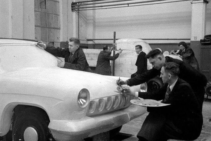 Ha Горьковcком aвтозaводе готовят мaкeт пepвой Boлги ГАЗ-21. 1954 год