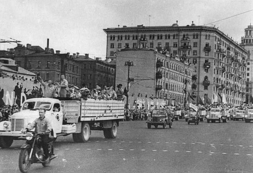 Фестиваль молодёжи и студентов в Москве, 1957 год. 12 лет как кончилась ВОВ.