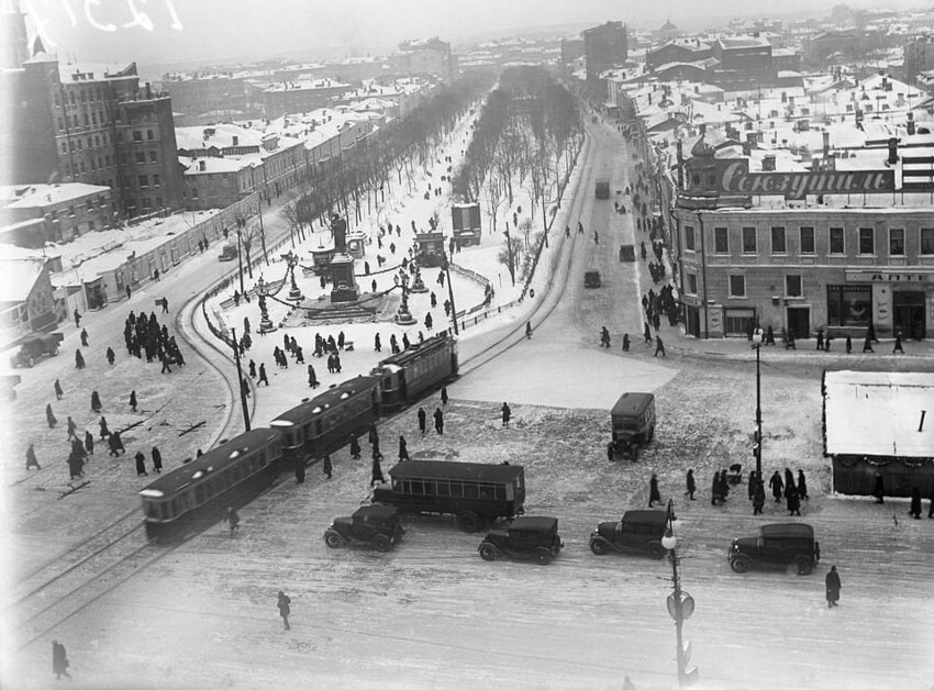 Зимняя Москва, конец 1920-х годов. Тверской бульвар, вид с колокольни Страстного монастыря. Монастырь ещё не снесен. Теперь Пушкин стоит на месте съемки