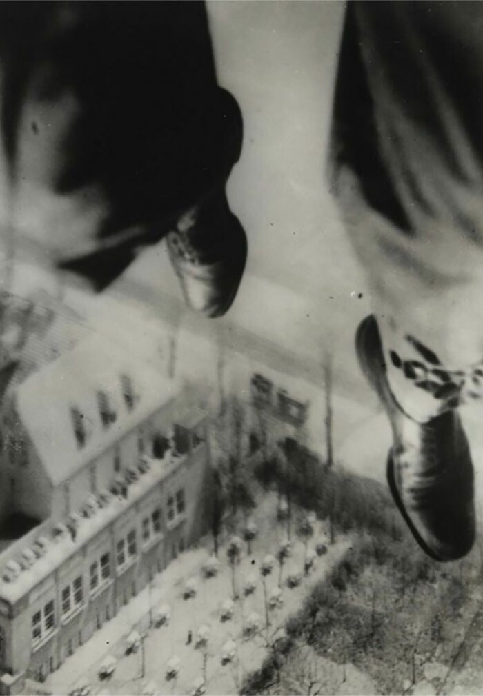 25. 1931. Немецкий фотограф Вилли Руге сделал этот снимок за несколько секунд до приземления после 7-минутного прыжка с парашютом над Берлином