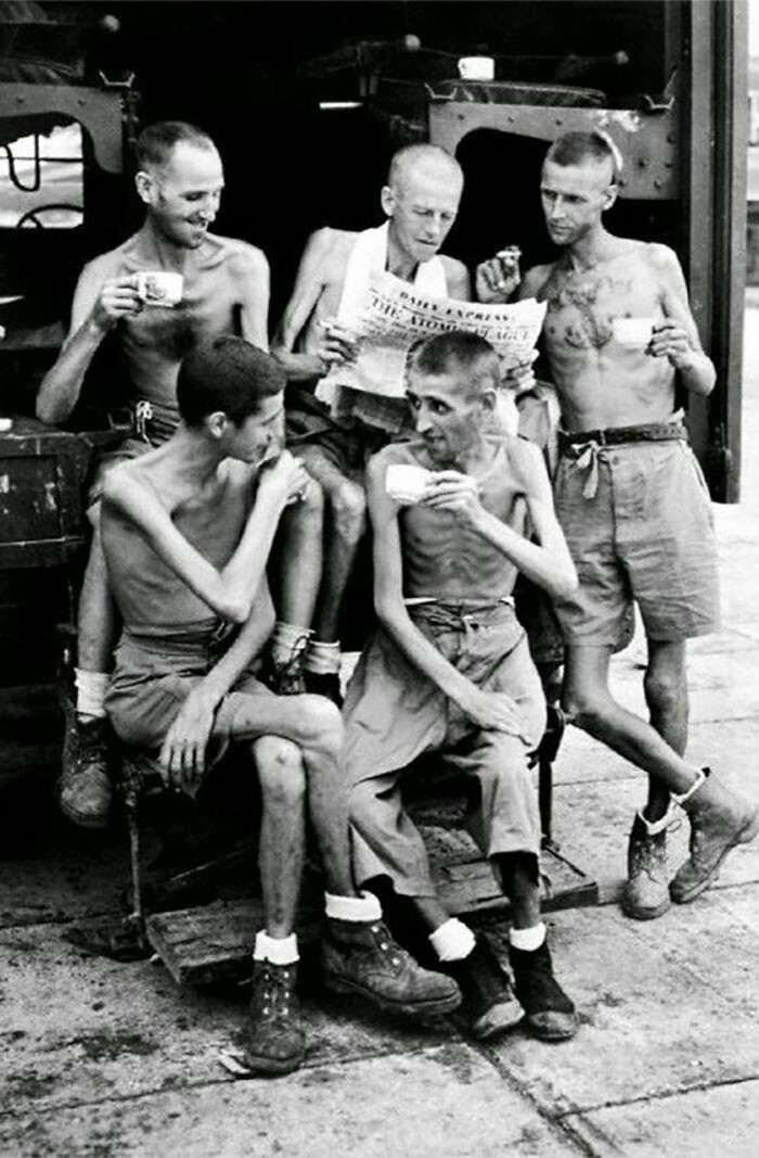 21. Сентябрь 1945 года. Австралийские солдаты читают новости из дома после освобождения из японского плена в Сингапуре